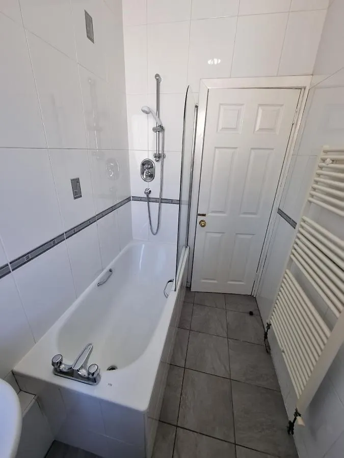 Bespoke Tours Scotland Accommodation @ Morrison Street Edinburgh Apartment