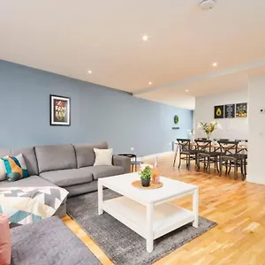 Stunning Townhouse // Sleeps 8 Edinburgh